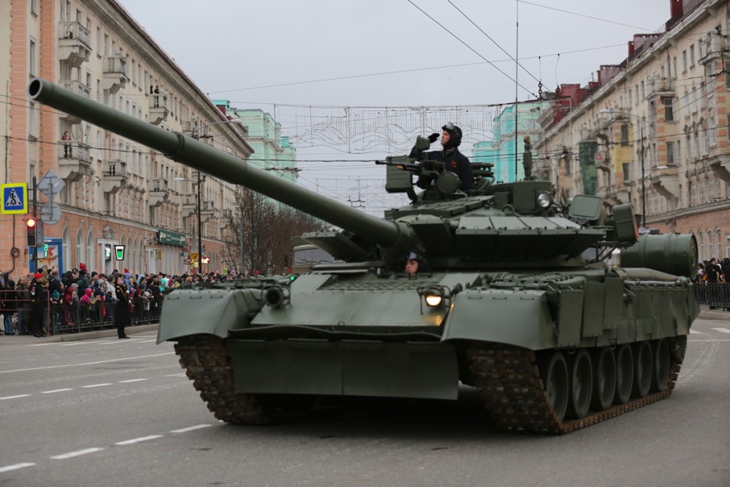 Tank T-80BVM na vojenské přehlídce