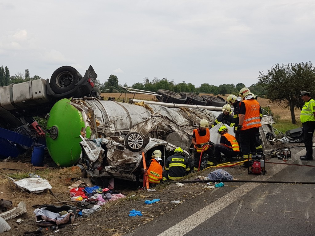 Cisterna zcela zdemolovala osobní automobil. Celá rodina kromě malé Gábinky v troskách zahynula