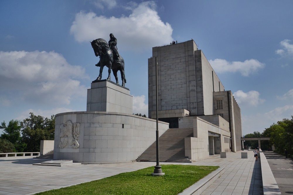 Idea národního památníku, který by na rozdíl od dosavadních připomenutí porážek demonstroval hrdost a odvahu českého národa, měla zpočátku ryze lokální charakter