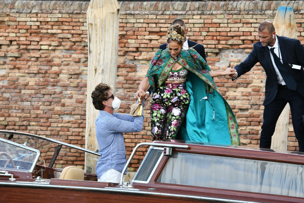Hvězda Jennifer Lopez odjíždí v gondole na přehlídku v modelu od D&G