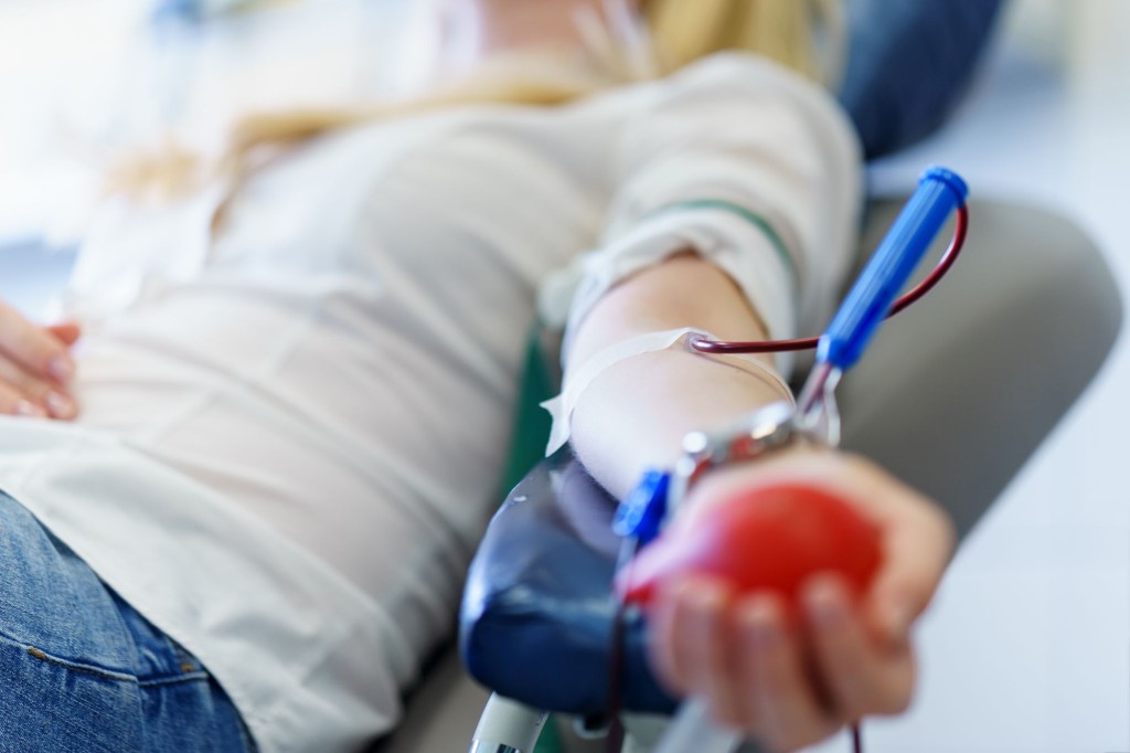 Darováním krevní plasmy můžete zachránit život a podpořit léčbu nemocí. Navíc si odpočtete daň. 