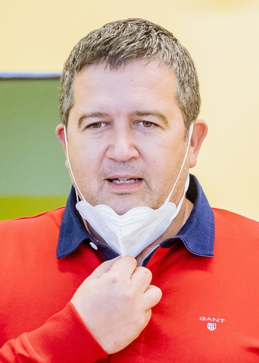 Jan Hamáček. Mnohokrát řekl své rozhodné možná a nezachránil ho ani červený svetr. Tak dopadá spolupráce s A. Babišem