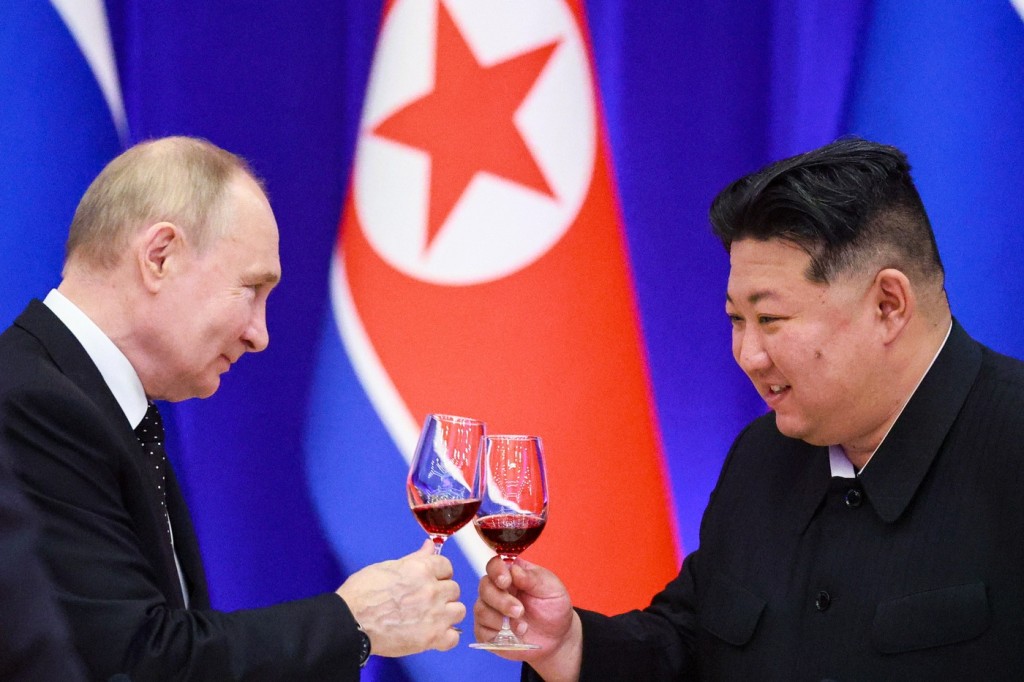 Kim Čong-un se rád oddává alkoholu, je také náruživý kuřák. Na jeho neřesti vydělává celá země
