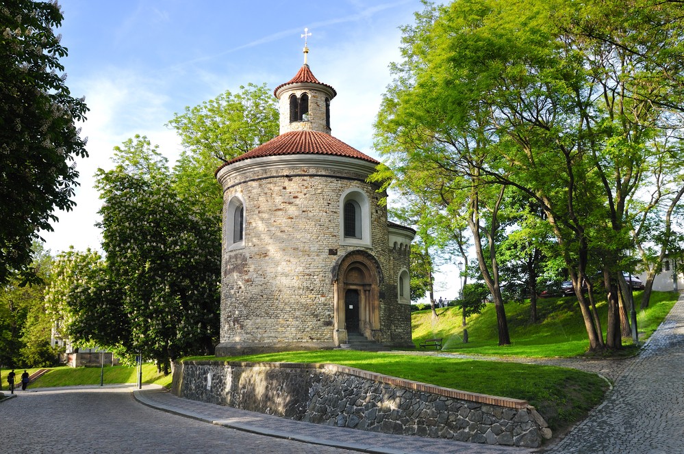 Rotunda na Vyšehradě byla postavena v románském slohu, díky pozdějším rekonstrukcím se povedlo tento sloh skrze reromanizaci uchovat