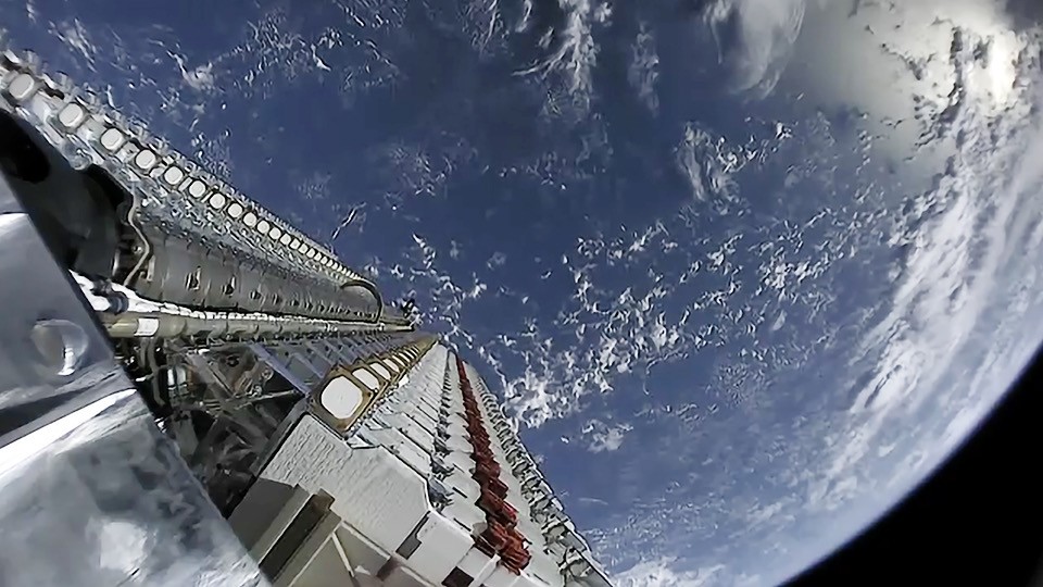 Satelity Starlink před vypuštěním na oběžnou dráhu Země