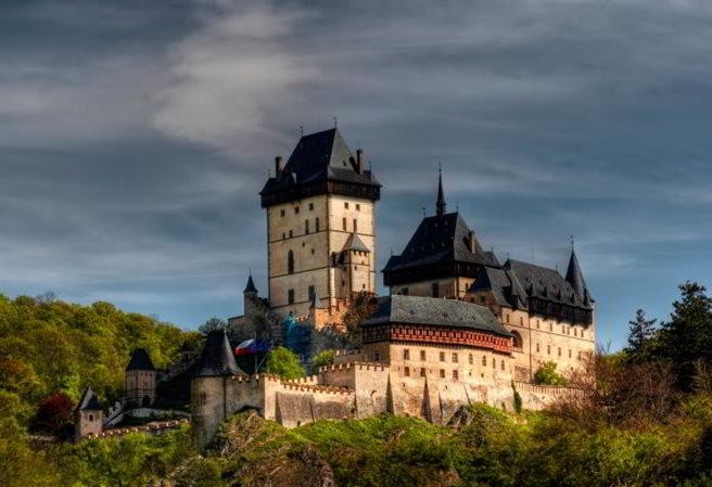 Noc na Karlštejně můžete zažít na vlastní kůži.
