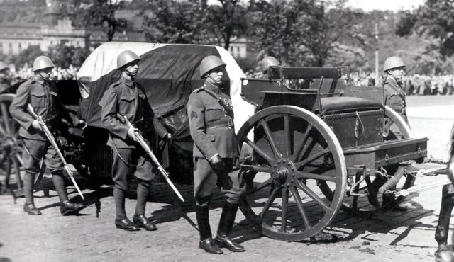 10 cm lehká polní houfnice vz. 14/19 sloužila původně u 8. dělostřeleckého pluku v Opavě. Během své služby ve dvacátých letech 20. století najezdila  5 000 km. Dnes je součástí expozice dělostřeleckých systémů vyrobených v plzeňském závodě od 19. století