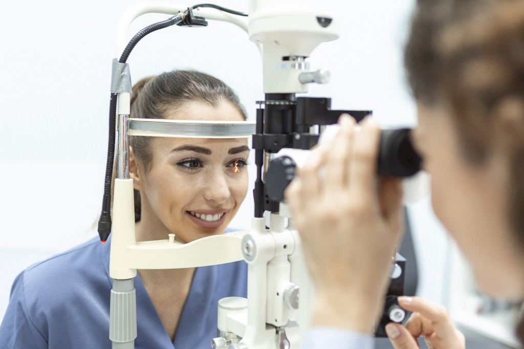 Termín optometrie pochází z řečtiny. Jedná se o složení slov optos (oko, vidění) a metrie (měření)
