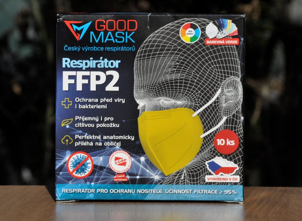 Na respirátoru musí být označení FFP 2 (KN 95 nestačí!), CE (evropský certifikát) a čtyřmístné číslo (to patří konkrétní evropské zkušebně). A také EN (Evropská norma).