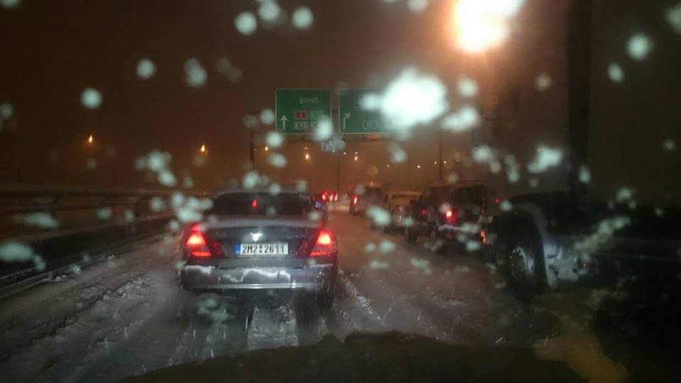 Hustě sněží a vypadává proud...
