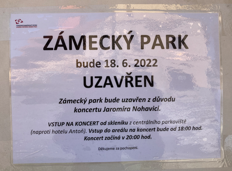 Písničkář Jaromír Nohavica koncertoval v zámeckém parku, a ten byl kvůli přípravám na celý den uzavřen běžným turistům