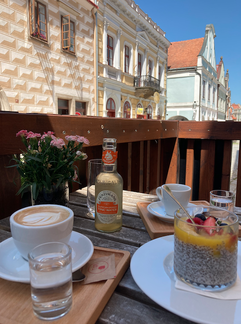 S ohledem na slabý turistický zájem o městečko zapsané v UNESCO nebyl problém najít místo na zahrádce skvělého bistra na náměstí