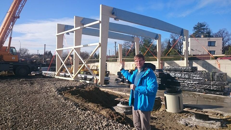 Martin Kupka u stavby budoucí tělocvičny