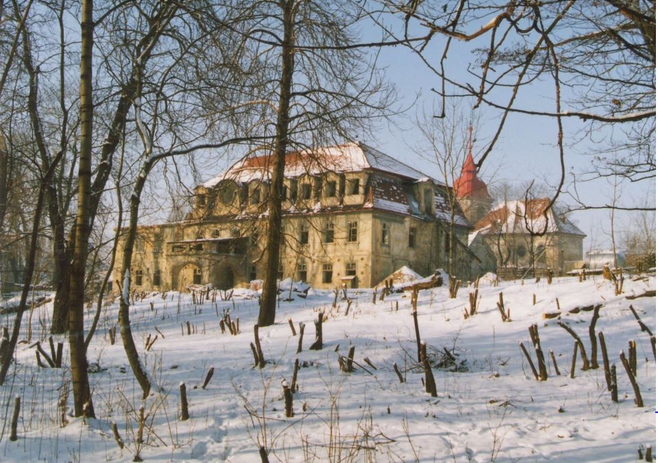 Zámek po restituci - ještě se střechou